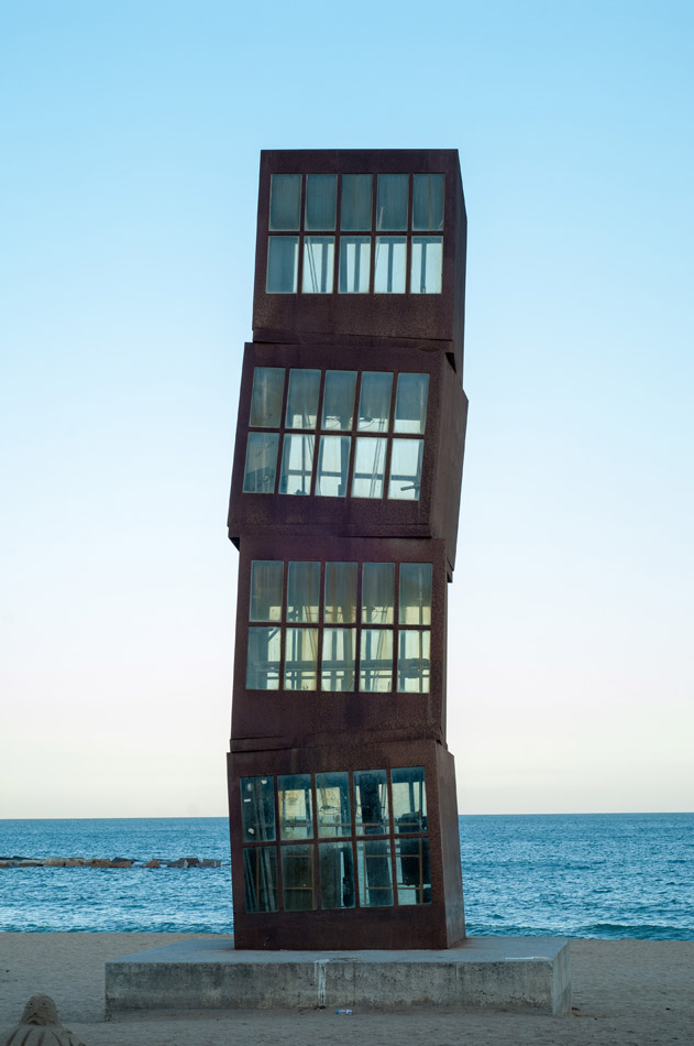 Die Skulptur "Der verletzte Stern" von Rebecca Horn am Strand von Barceloneta, eine Erinnerung an die Fischbuden, die früher hier standen.